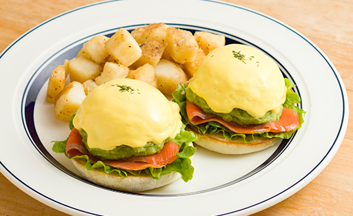 スモークサーモンとアボカドのエッグスベネディクト