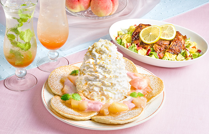 旬の桃などを使った爽やかな夏メニューが登場！ 「白桃のパンケーキ